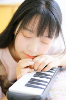 《年轻的女教师在线观看